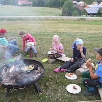 Stockbrot und darf beim Grillen nicht fehlen.