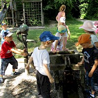 Zwischenstopp am Spielplatz.