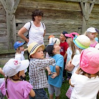 Museumspädagogin Roswitha Klingshirn erzählt viel über das Leben der Bauern.