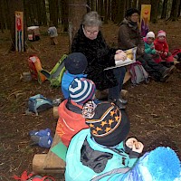 Geduldig ging Frau Rottenwallner auf die vielen Fragen der Kinder zur Geschichte ein.