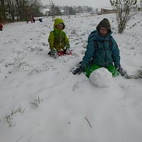 Stück für Stück wird aus dem Schneeball eine Kugel.