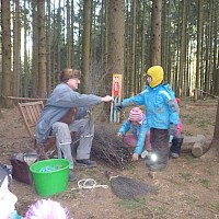 Sorgfältig werden die Zweigerl gebündelt.