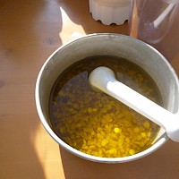 Bienenwachskügelchen werden sorgfältig dazugegeben und sorgfältig verrührt , bis die Salbe fertig ist.