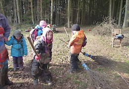 Die neuen Hexenbesen werden gleich zugeritten.