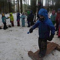Ostereierwettlauf im Schnee.