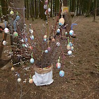 Der Osterstrauß schmückt unseren Moosplatz.
