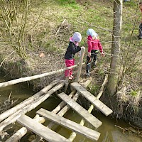 Viele Stege führen über den Bach....