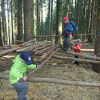 Ein altes Lager wird renoviert, der Strohboden ist schon fertig eingestreut.