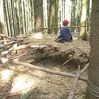 Das Dach wird eingedeckt.