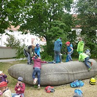 Mit vereinten Kräften auf den Stein.