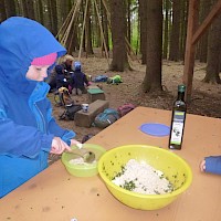 ….mit Öl, Nüssen und Käse vermischen…..