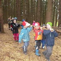 Gemeinsam wird der Maibaum geholt.