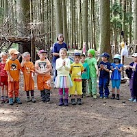 Einen bunten Regenbogen bildeten die Kinder beim Theaterstück an  der Abschlussfeier.
