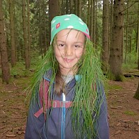 Auch die Waldfee freut sich über die bunten Farbtupfer im Wald….