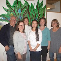 Der neue Elternbeirat - bestehend aus Konrad Michelazzi-Zorzi, Karin Finsterer, Anja Höpfl, Annabell Petermaier und Ulrike Maier - und Kindergartenleitung Claudia Sandmeyer freuen sich auf eine gute Zusammenarbeit.