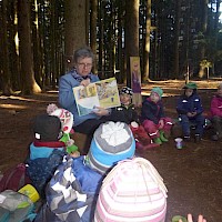 Die Kinder hörten den Geschichten der Bürgermeisterin gespannt zu.