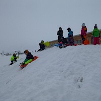 Sogar unser kleiner Buckel hinterm Häusl verwandelt sich bei dem vielen Schnee in eine Rodelbahn.
