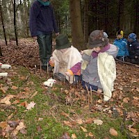 Die kleinen Hirtenkinder helfen Micha die Schafe auf die Weide zu bringen.