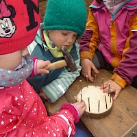 Osternestwerkstatt: Erst Nägel ins Holz hämmern….