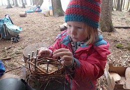 Ffleißige Osterhasengehilfen bauen Osternester.