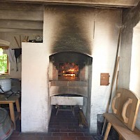 Das Feuer im Ofen brennt schon.