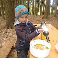 Im Gierschpesto fehlt noch das Öl!