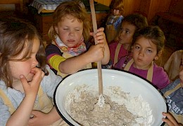 Kleine Brotbäcker in Aktion