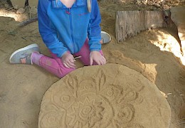 Kunstwerke im Sand