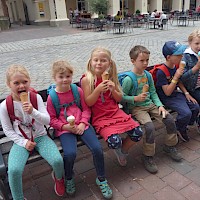 Leckeres Eis vor dem Aufstieg zur Burg!