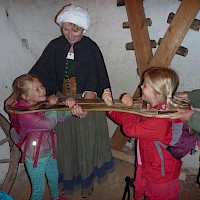 In der Halsgeige gefangen - ganz schön unbequem!