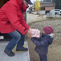 Schließlich werden die Päckchen übergeben und im Lastwagen verstaut.