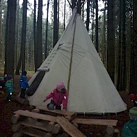 Das Tipi bietet einen gemütlichen und schützenden Rahmen für die Brotzeit.