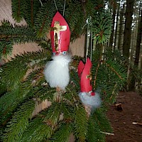 Miniaturnikoläuse aus Zapfen und Schafwolle