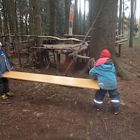 Bänke für die Gäste werden auf die Wiese geschleppt.