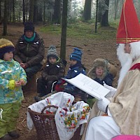 Genau zuhören, was der Nikolaus in seinem Buch aufgeschrieben hat....