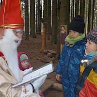 "Lasst mich mal nachschauen, was ich über euch beiden da stehen habe....."
