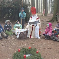 Der Adventskranz darf an diesem Tag natürlich auch nicht fehlen.