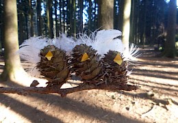 In einem leeren Haselstrauch da sitzen drei Spatzen Bauch an Bauch....