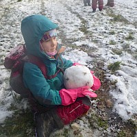 Für eine kleine Kugel reicht der Schnee allemal!