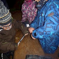 Kleine Stöckchen in Alufolie wickeln.