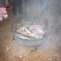 Dann wandern die verpackten Steckerl ins Feuer.