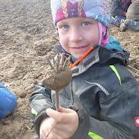 Wir bauen aus Lehm selber kleine Igel.