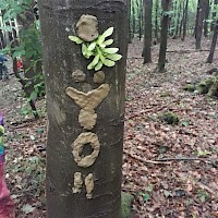 Lehmbilder schmücken die Bäume.