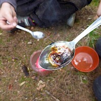 Über der Kerze verdunstet das Wasser und der Zucker wird wieder sichtbar.