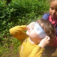 Komm, ich helf dir! Nicht ohne Brille in die Sonne schauen!