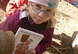 Gemütliche Lesestunde im Wald