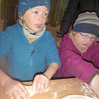 Jeder rollt sich eine Teigwurst für's Stockbrot.