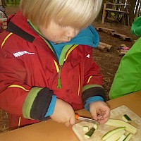 Fleißige Köche - Zucchini schnippeln!