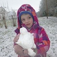 Der kleine Nikolaus möchte gerne noch auf dem Arm sitzen bleiben.