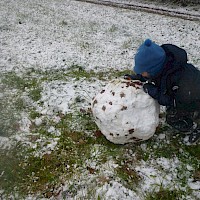 Mit Ausdauer kann man auch aus wenig Schnee große Kugeln rollen.